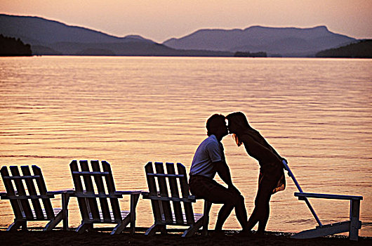 年轻,情侣,吻,海滩,日落,塔伯拉山,胜地,北方,蒙特利尔,魁北克,加拿大