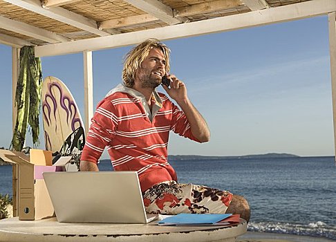 上网,男人,打电话,笔记本电脑,海滩