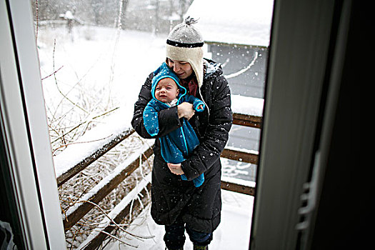 母亲,拿着,婴儿,户外,雪
