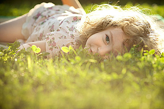 美女,孩子,躺着,草,阳光