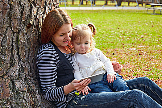 母女,玩,智能手机,一起,坐,公园,树