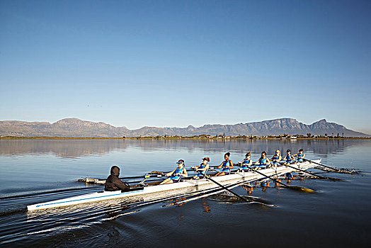 女性,桨手,划船,短桨,晴朗,湖,蓝天