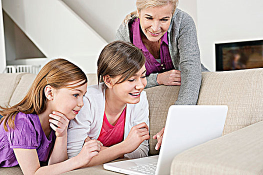 两个女孩,笔记本电脑,沙发,祖母,站立,旁侧