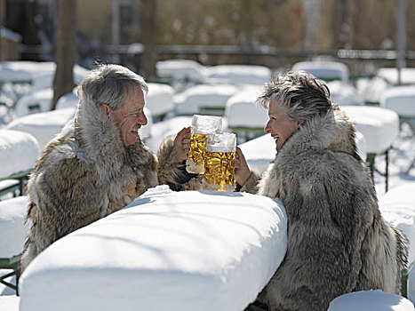 啤酒坊,桌子,长椅,积雪,愉悦,特写,冬天,人,60-70岁,老人,一对,冬服,啤酒,啤酒杯,坐,饮料,高兴