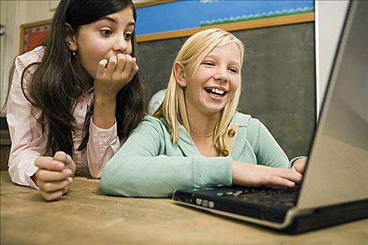 两个女孩,笔记本电脑,教室