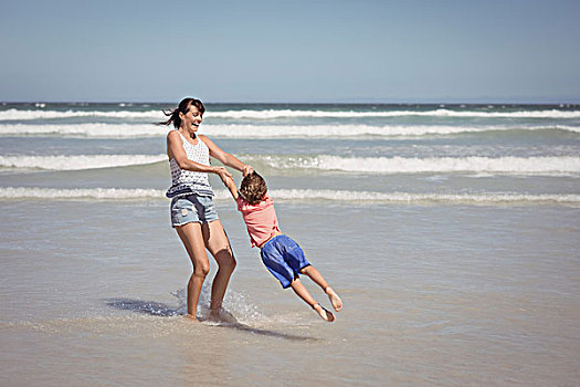 高兴,母亲,享受,儿子,岸边,海滩,晴天