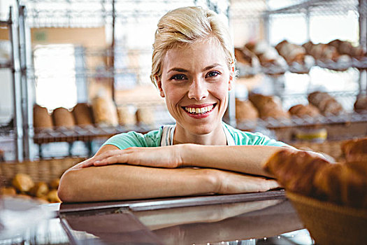 微笑,女店员,姿势,篮子,面包,糕点店