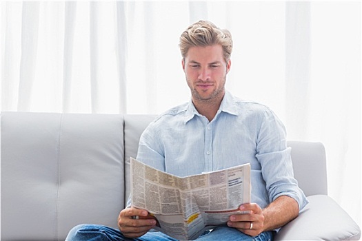 男人,读,报纸,沙发