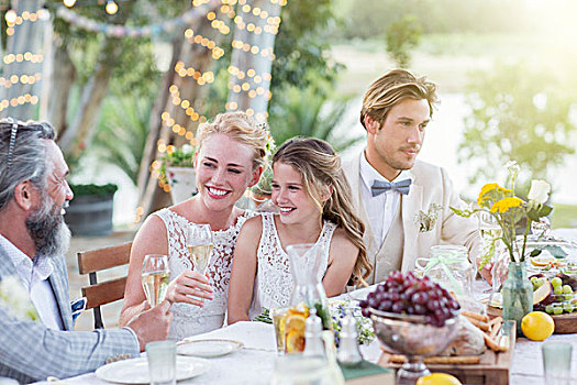 年轻,情侣,客人,坐,桌子,婚宴,花园