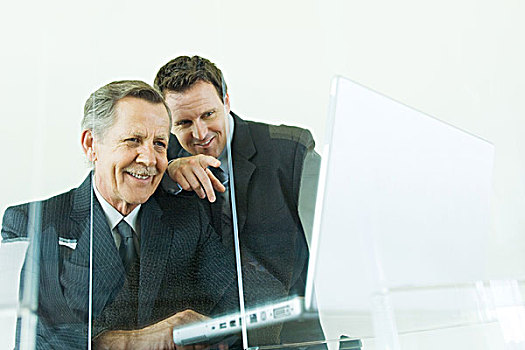两个,商务人士,看,笔记本电脑,一起,微笑,仰视