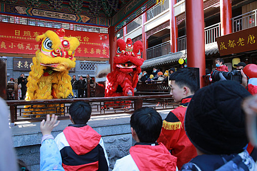 小镇摆下百米长桌宴,市民游客新年吃饺子交好运