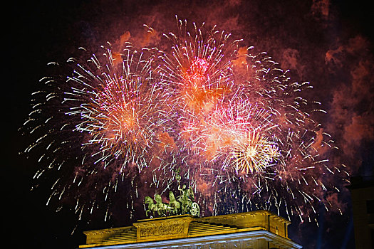 德国柏林勃兰登堡门的跨年焰火表演