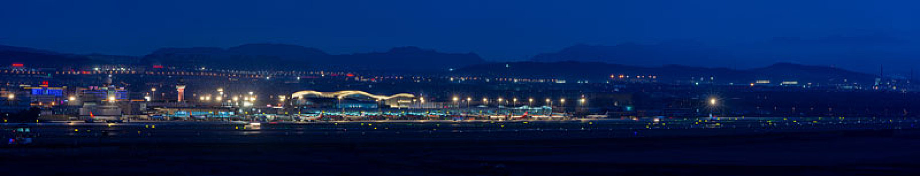 乌鲁木齐地窝堡国际机场夜景