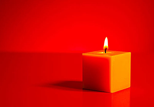燃烧,黄色,蜡烛,上方,红色背景