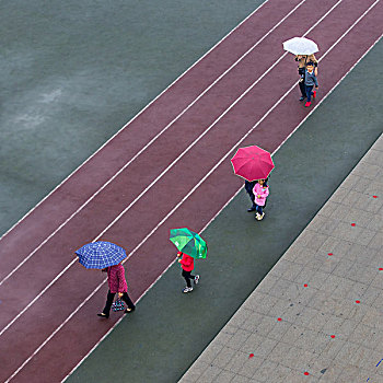 雨中打伞的们