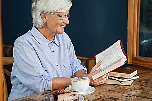 微笑,老年,女人,读,书本,坐,咖啡,桌子,店