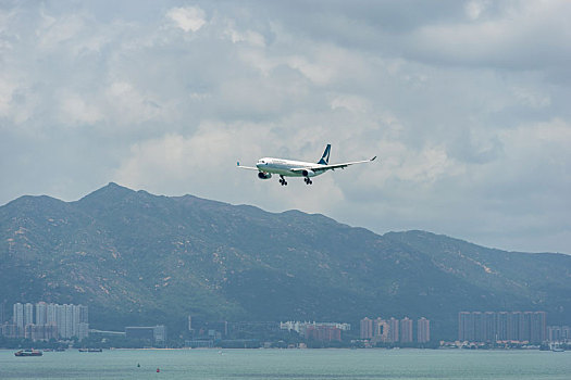 一架国泰航空的客机正降落在香港国际机场