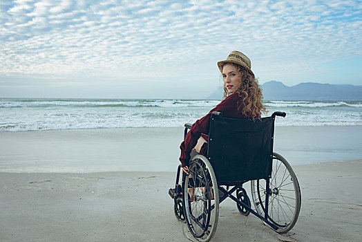 伤残,女人,看镜头,坐,轮椅,海滩