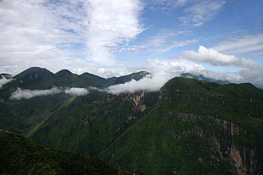 巫溪云台山云雾缭绕下的群山