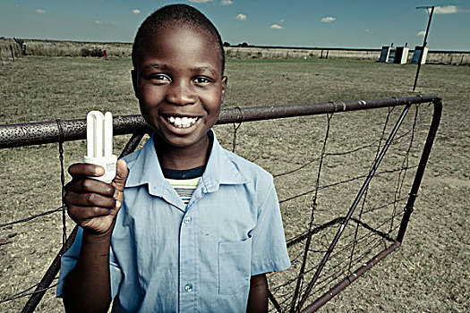 非洲男,学生,站在外面,在相机微笑