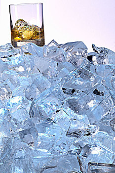 威士忌酒杯,山,冰块