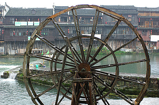 湘西凤凰-沱江上的水车