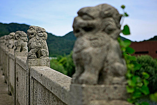拱形桥栏杆上的石狮