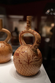 秘鲁拉斯瓦卡斯博物馆莫切文化猎鹿细纹陶瓶