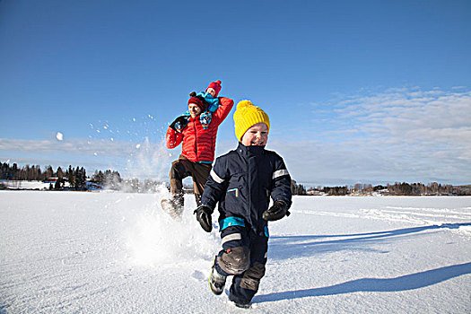 父亲,两个,儿子,玩耍,跑,积雪,风景