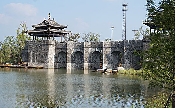 东方盐湖城神奇山镇·道天下景区水岸景致