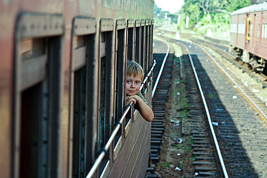 男孩,看窗外,列车