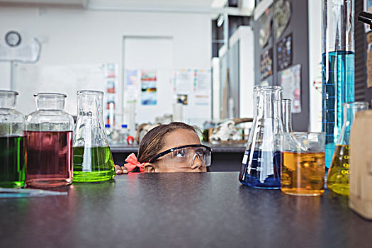 小学生,隐藏,后面,书桌,实验室,看,长颈瓶,科学