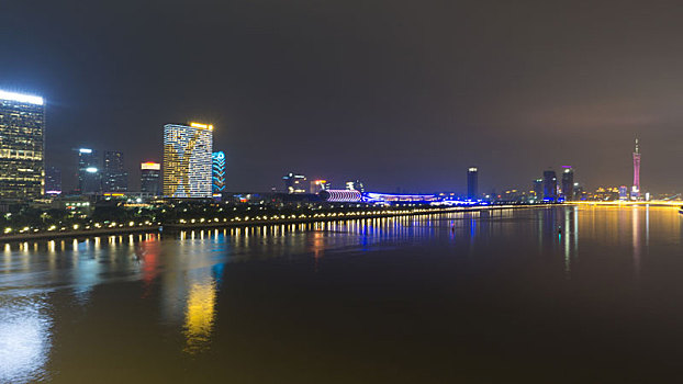 从广州琶洲大桥望向广州塔的江边夜景