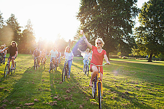 群体,成年,到达,骑自行车,日落,公园,聚会