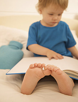 男孩,坐,床上,书本,俯视,腿,脚