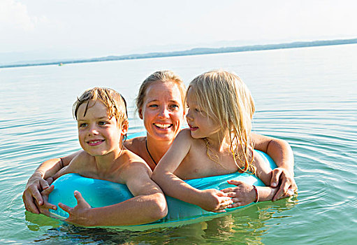 母亲,女儿,儿子,游泳圈,施塔恩贝格湖,巴伐利亚,德国