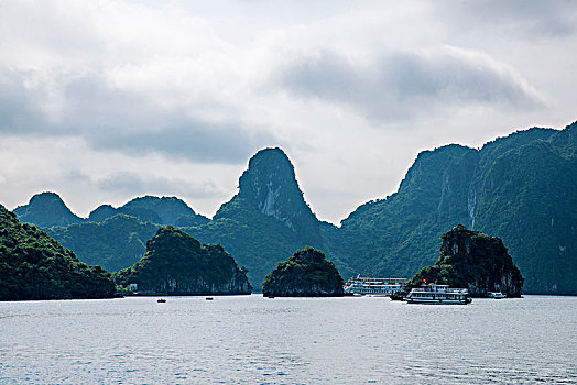 越南广宁鸿基市下龙湾海上石林