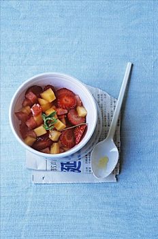 草莓,瓜果沙拉,柠檬草,碗