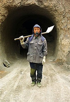 河南洛阳市伊川县高山乡的一个采石场,犹豫粉尘很大,他们都带着简单的防护在工作