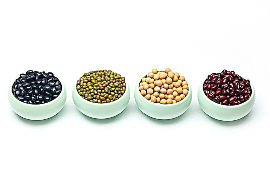 黄豆,红豆,绿豆,黑豆,薏米放在陶瓷小碗里,白色背景