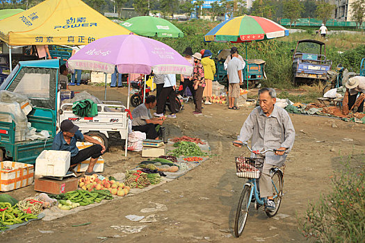 山东省日照市,实拍后滩西集市,熙熙攘攘的人群,满满的人间烟火气息