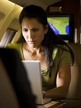 职业女性,笔记本电脑,飞机