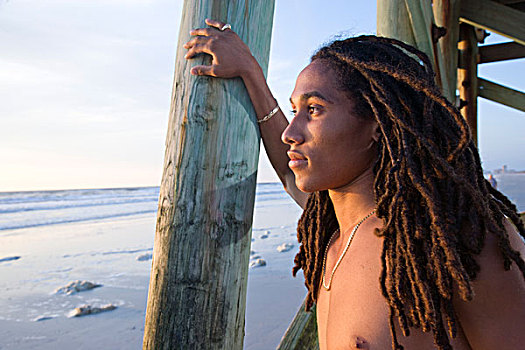 肖像,年轻,牙买加人,男人,长发绺,站立,海滩