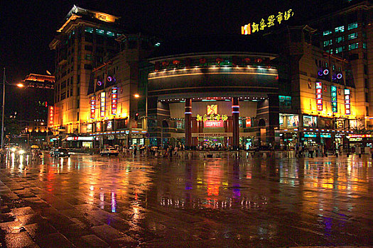 暮色中的北京新东安市场