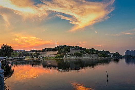 夕阳下的荆州古城风景区很美丽