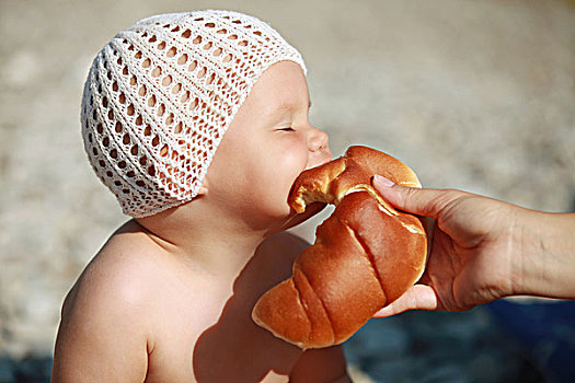 小,白人婴儿,吃,高兴,牛角面包,海滩