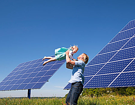父亲,女儿,太阳能电池板