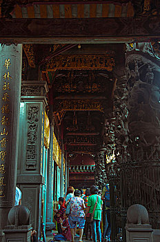 台湾台北著名的寺庙,百年历史的龙山寺,虔诚的信众祈祷,求平安