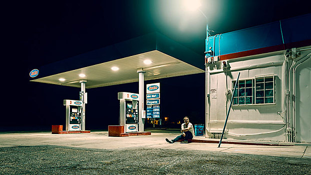 男人,坐,一个,加油站,夜晚,加利福尼亚
