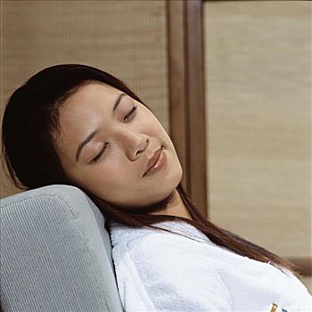 亚洲女性,睡觉,扶手椅